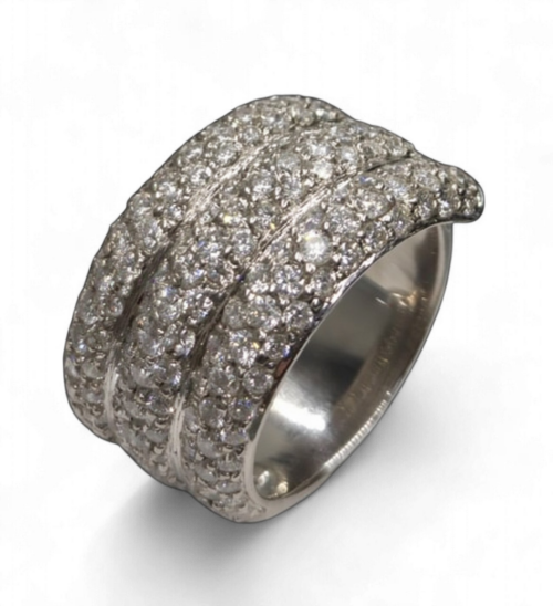 Anel em Ouro Branco 19.25k rodeado de Diamantes